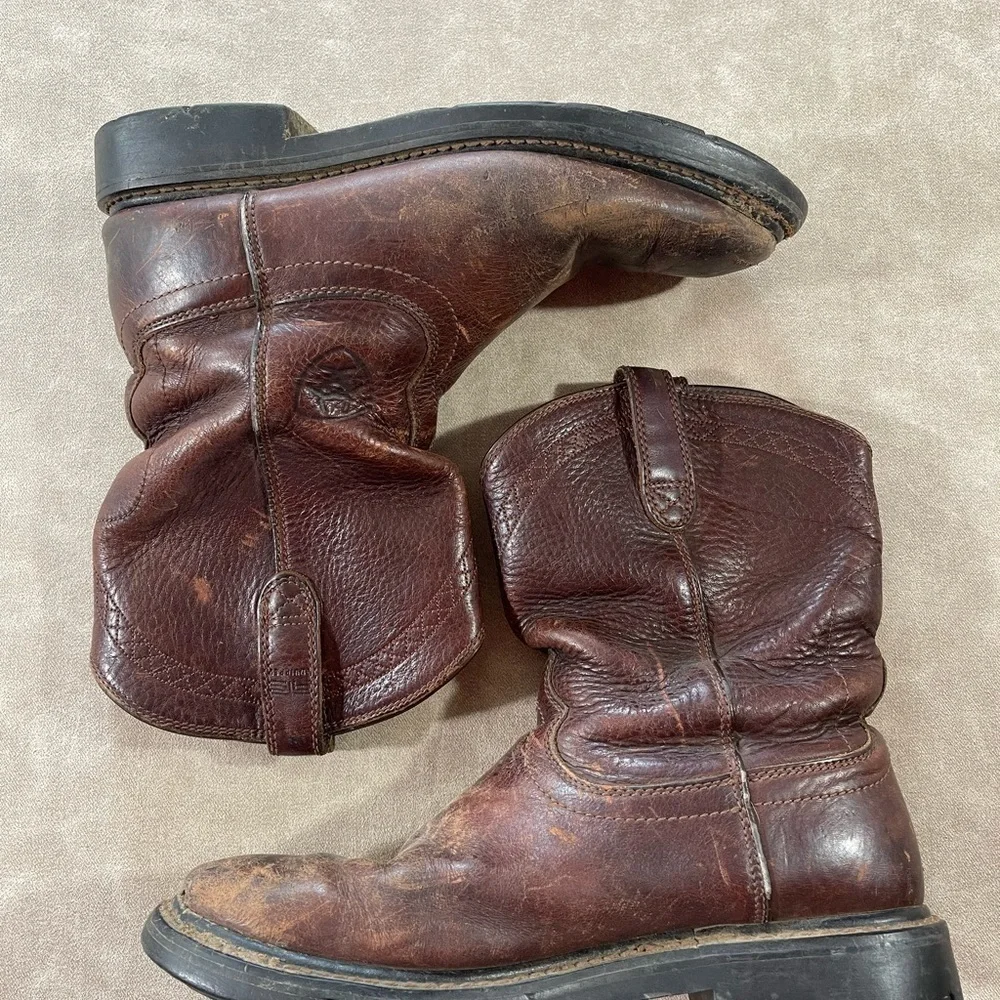 Ariat 10002429‎  Boot Man’s Size 9.5D Brown Sierra Pull On Leather Round Toe